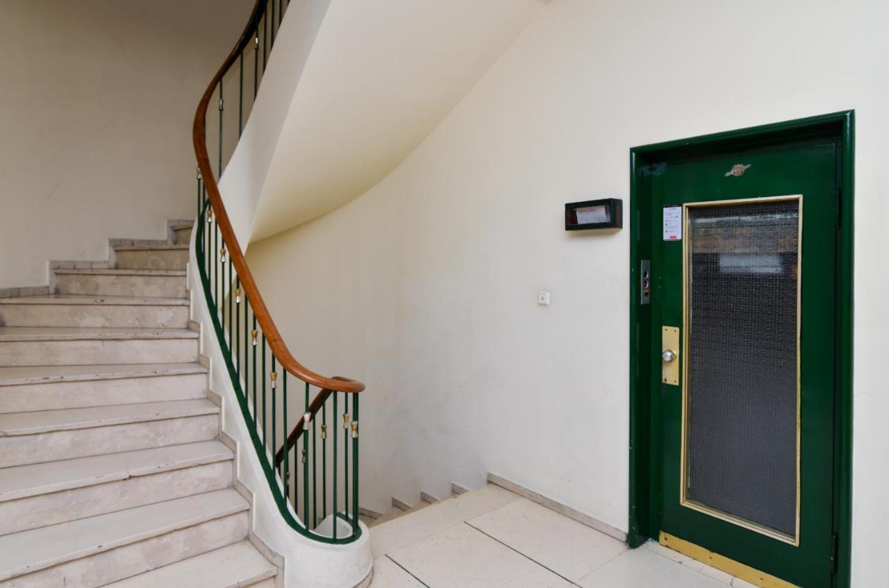 Athens Central Studio In Front Of Syntagma Metro Exterior foto
